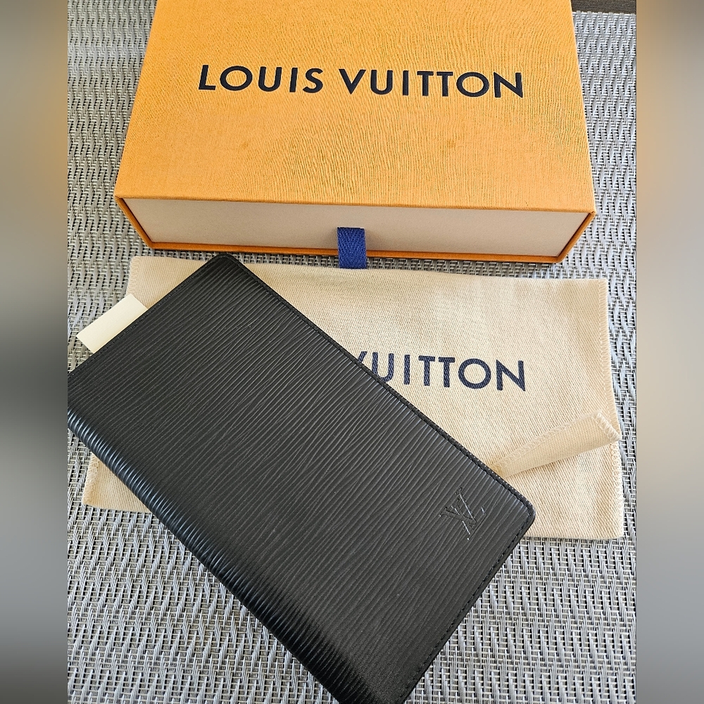 Louis Vuitton Brazza Long Wallet in Black Epi Leather. Full set.